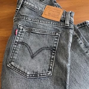 Levi’s size 28 wedgie cut straight leg